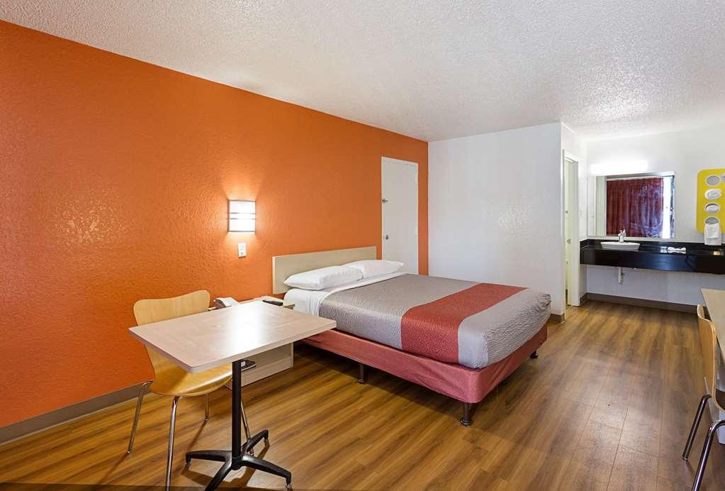 Motel 6 Baton Rouge Southeast Room photo